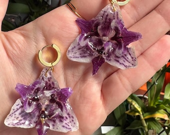 Brincos de orquídea roxa verdadeira, pingentes de pétalas preservadas, joias de resina.