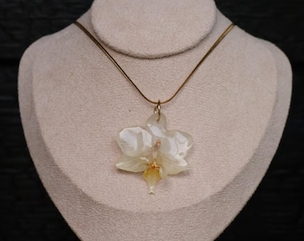 White Orchid Necklace • Real Flower Pendant • Handmade Botanical Jewelry • Nature Lover Gift • Minimalist Wedding Necklace • Orchid Jewelry