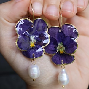 Echtes gepresstes Stiefmütterchen Ohrringe: Tropfen Perle, vergoldete Creolen, Fairycore Schmuck