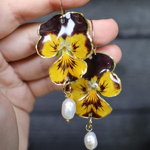 Stiefmütterchen und Perle Tropfen Ohrringe: Echte Blume Botanischer Schmuck