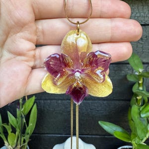 Handmade Real Orchid Resin Necklace – Preserved Flower Pendant – Botanical Jewelry – Nature-Inspired Orchid Gift – Fairycore Accessory