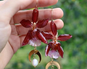 Brincos de orquídea prensada, joias rosa para damas de honra, brincos de resina leves.