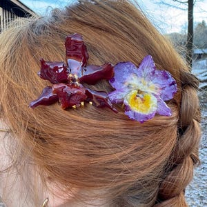 Horquilla de orquídea auténtica: pinza floral hecha a mano, elegante accesorio botánico para bodas y ocasiones especiales.