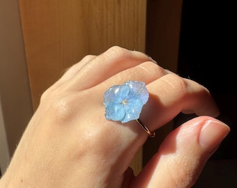 Anello con ortensia blu stravagante – Gioiello in resina fatto a mano per gli amanti della natura