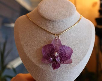 Collana con orchidea e fiore vero, in resina viola