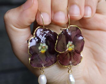 Brincos de flor prensada, argolas com pérola e amor-perfeito, acabamento banhado a ouro