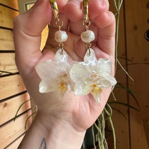 Prawdziwe wiszące kolczyki z orchideą, utrwalone w przezroczystej żywicy, ręcznie robiona biżuteria z motywem kwiatowym