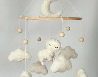 Mobile pour bébé mouton, boucle d'agneau Mobile pour berceau de sexe neutre bouclé, mouton lune, nuages Mobile, mouton moelleux, chambre de bébé à la ferme, cadeau baby shower