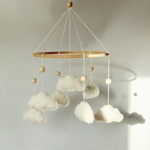Boucle Baby Mobile Clouds bebé móvil Decoración de guardería neutra Bebé móvil con nubes Boucle nubes Móvil hecho a mano de boucle Regalo para recién nacidos