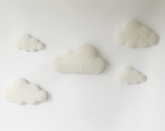 ブークレ素材の雲型ウォールデコレーション：柔らかな肌触りの吊り下げ
