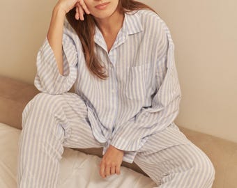 Langarm-Pyjama Set Frauen. Blau Gestreifte Nachtwäsche. Weicher Leinen Loungewear