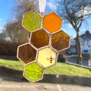 Attrape-soleil en vitrail nid d&#39;abeille : oeuvre d&#39;art pour fenêtre avec abeille en métal