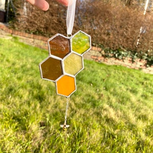 Attrape-soleil en vitrail nid d&#39;abeille : oeuvre d&#39;art pour fenêtre suspendue avec abeille