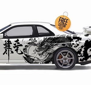 Könnte beinhalten: Weißes Sportwagen-Design mit einem schwarzen Drachenmotiv auf der Seite. Das Auto hat einen Spoiler und eine Option für einen individuellen Text. Es gibt japanische Schriftzeichen und den Text "special designs series".