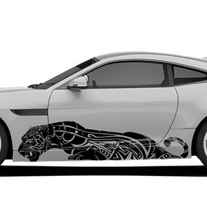 Puede incluir: Cupé plateado con un gráfico de pantera negra en el lateral. El coche tiene ruedas negras y un diseño elegante y moderno. El gráfico de la pantera es detallado y estilizado.