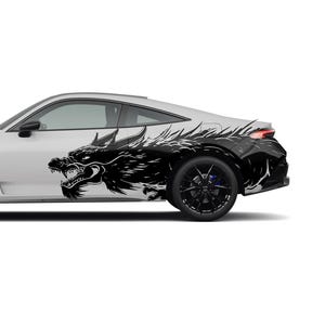 Puede incluir: Un coche deportivo blanco con ruedas negras y un gráfico detallado de un dragón negro en el lateral. El diseño del dragón cubre una parte significativa del lateral del coche, añadiendo un elemento artístico audaz.