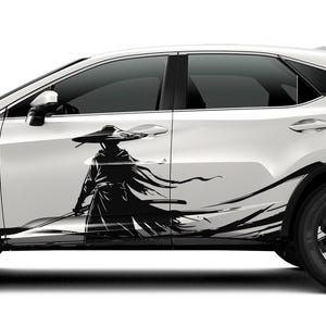 Peut inclure: Un SUV blanc avec un graphisme noir d'un guerrier samouraï sur le côté. Le samouraï est représenté dans un style artistique fluide, avec un chapeau à larges bords et de longues robes. Le véhicule a des roues noires et des vitres teintées.