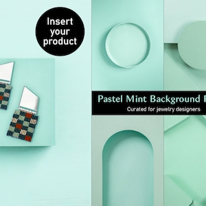 Op de afbeelding: Een paar schaakbordpatroon oorbellen met zilveren accenten op een lichtblauwe achtergrond. De tekst "Voeg uw product in" staat in een zwarte cirkel. De tekst "Pastel Mint Background Pack" staat in een zwarte rechthoek met de tekst "Samengesteld voor juweliers" eronder.