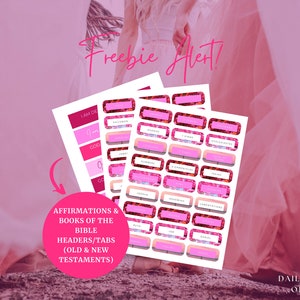Op de afbeelding: Twee vellen met printbare stickers met roze bloemenmotieven. De stickers bevatten affirmaties en de namen van de boeken van de Bijbel. De tekst "Freebie Alert!" staat bovenaan de afbeelding.