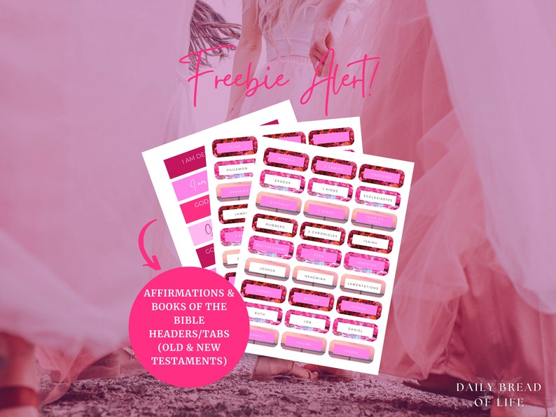 Op de afbeelding: Twee vellen met printbare stickers met roze bloemenmotieven. De stickers bevatten affirmaties en de namen van de boeken van de Bijbel. De tekst "Freebie Alert!" staat bovenaan de afbeelding.