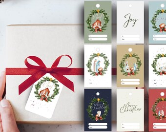 Op de afbeelding: Set van tien kerstcadeau-etiketten met een kerststal, een krans en verschillende kerstgroeten. De etiketten zijn gedrukt op wit karton met een gat voor een touwtje.