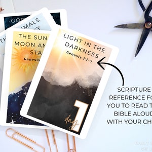 Puede incluir: Un conjunto de tarjetas coloridas con fondos de acuarela y letras doradas. Cada tarjeta presenta un d&iacute;a diferente de la creaci&oacute;n del libro del G&eacute;nesis en la Biblia. Las tarjetas incluyen la referencia b&iacute;blica para cada d&iacute;a. El texto en la tarjeta dice "Luz en la oscuridad, G&eacute;nesis 1:1-5, D&iacute;a 1".