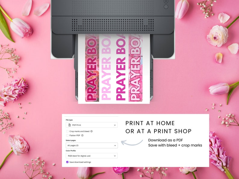Op de afbeelding: Een printer met een vel papier in de lade. Het papier heeft de woorden "PRAYER BOX" erop gedrukt in roze en wit. De tekst onder de printer zegt "THUIS OF BIJ EEN DRUKKERIJ PRINTEN. Downloaden als PDF. Opslaan met bleed + crop marks."