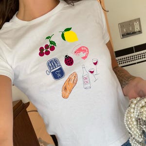 Camiseta de bebé con diseño de pez lata, camiseta de bebé con diseño de álbum de recortes, camiseta de bebé con mariscos, top corto ajustado de verano italiano, camiseta de bebé con estética de abuela costera