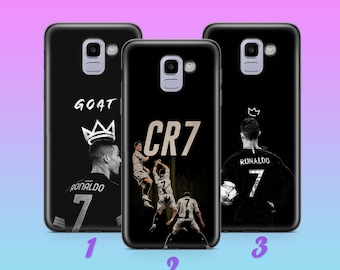 Könnte beinhalten: Drei schwarze Handyhüllen mit verschiedenen Designs, die Cristiano Ronaldo zeigen. Die erste Hülle hat eine Krone und den Text "GOAT". Die zweite Hülle hat den Text "CR7" und ein Foto von Ronaldo beim Fußballspielen. Die dritte Hülle hat ein Foto von Ronaldo mit dem Text "RONALDO" und der Nummer "7".
