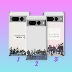 Może przedstawiać: Trzy etui na telefon z różnymi wzorami. Pierwsze etui jest białe z tekstem "I NEED U". Drugie etui przedstawia grupę osób siedzących na krawędzi. Trzecie etui ma różowe tło z tekstem "You are my everything" w języku angielskim i chińskim.