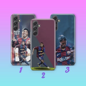 Könnte beinhalten: Drei Handyhüllen mit verschiedenen Fußballspielern. Die erste Hülle zeigt einen Spieler in einem rot-blauen Trikot mit dem Text "Ronaldinho" auf der Hülle. Die zweite Hülle zeigt einen Spieler in einem rot-blauen Trikot mit dem Text "Unicef" auf der Hülle. Die dritte Hülle zeigt einen Spieler in einem rot-blauen Trikot mit dem Text "Rakuten" auf der Hülle.