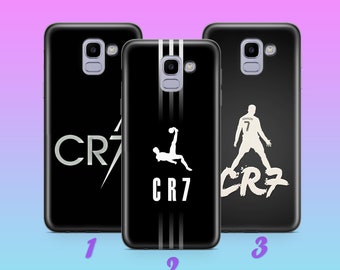 Könnte beinhalten: Drei schwarze Handyhüllen mit verschiedenen Designs mit Cristiano Ronaldo. Die erste Hülle hat eine weiße Silhouette von Ronaldos Unterschrift mit dem Text "CR7". Die zweite Hülle hat eine weiße Silhouette von Ronaldo, der einen Fußball tritt, mit dem Text "CR7". Die dritte Hülle hat eine weiße Silhouette von Ronaldo, der Fußball spielt, mit dem Text "CR7".