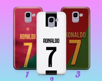 Könnte beinhalten: Drei Handyhüllen mit rotem, weißem und grünem Design. Jede Hülle zeigt den Namen "RONALDO" und die Nummer "7" in Gold. Die Hüllen sind mit 1, 2 und 3 nummeriert.
