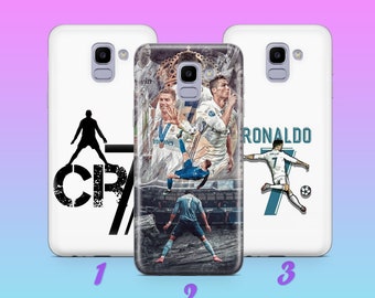 Könnte beinhalten: Drei weiße Handyhüllen mit verschiedenen Designs, die Cristiano Ronaldo zeigen. Die erste Hülle hat eine schwarze Silhouette von Ronaldo mit dem Text "CR7". Die zweite Hülle hat eine Collage von Ronaldo beim Fußballspielen. Die dritte Hülle hat ein Cartoon-Bild von Ronaldo mit dem Text "RONALDO" und der Nummer "7".