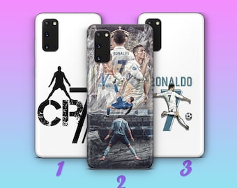 Könnte beinhalten: Drei verschiedene Handyhüllen mit Cristiano Ronaldo. Die erste Hülle ist weiß mit einer schwarzen Silhouette von Ronaldo und dem Text "CR7". Die zweite Hülle zeigt eine Collage von Ronaldo beim Fußballspielen. Die dritte Hülle ist weiß mit einem Cartoon-Bild von Ronaldo, der einen Fußball tritt, und dem Text "RONALDO 7".