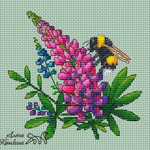 Peut inclure: Un motif de point de croix représentant un bourdon qui pollinise un groupe de fleurs de lupin roses et violettes avec des feuilles vertes. Le fond est de couleur vert clair. La signature de l'artiste, "Aлена Кошкина", se trouve dans le coin inférieur gauche.