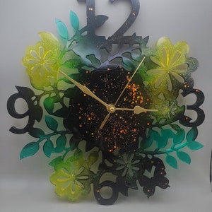 Horloge murale Fleurs Papillon, horloge murale moderne, horloge murale colorée en résine époxy idée cadeau, personnalisable Schwarz-Grün-Gelb