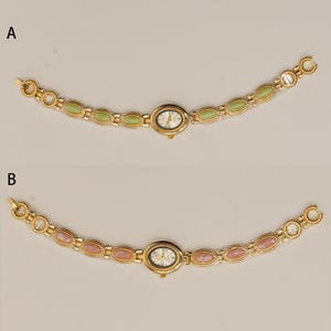 Puede incluir: Dos relojes de pulsera dorados. Uno tiene una correa con piedras ovaladas verdes, el otro con rosas. Ambos tienen esferas ovaladas, cajas doradas y esferas blancas con agujas negras. Un dise&ntilde;o cl&aacute;sico y elegante.
