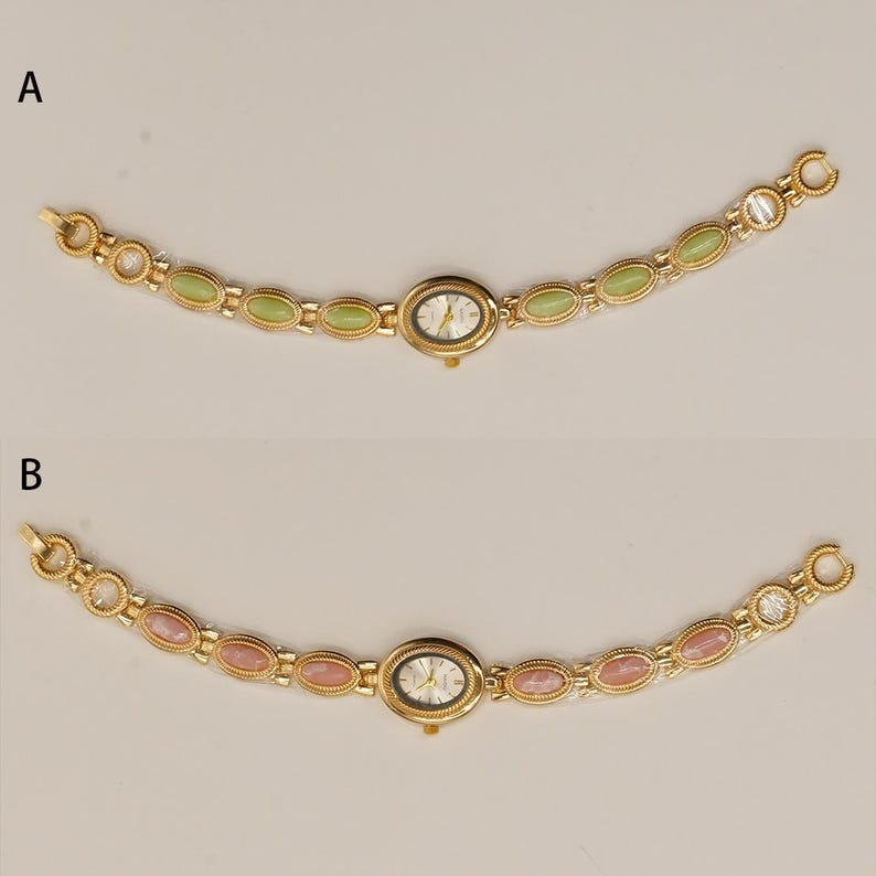 Puede incluir: Dos relojes de pulsera dorados. Uno tiene una correa con piedras ovaladas verdes, el otro con rosas. Ambos tienen esferas ovaladas, cajas doradas y esferas blancas con agujas negras. Un dise&ntilde;o cl&aacute;sico y elegante.