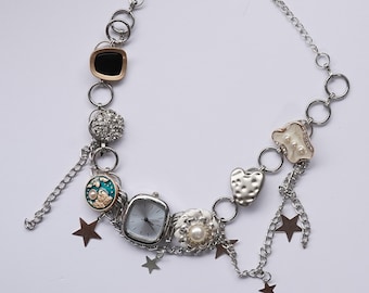 Collar estilo punk con reloj vintage, cadenas y dijes de estrella. Un regalo de joyería retro vanguardista para ella. Accesorio de moda atrevido. Joyería Y2K.
