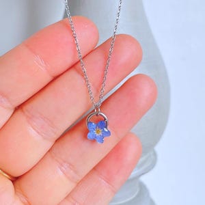 Dainty Real Forget Me Not Flower Circle Charm Necklace - Minimalist Natural Flower Necklace -Handmade Delicate Blue Blossom Pendent Necklace