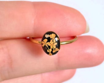 Bague en or ovale réglable véritable petite fleur orange délicate - bague noire délicate fleur naturelle - bague cadeau fleur séchée en résine faite main