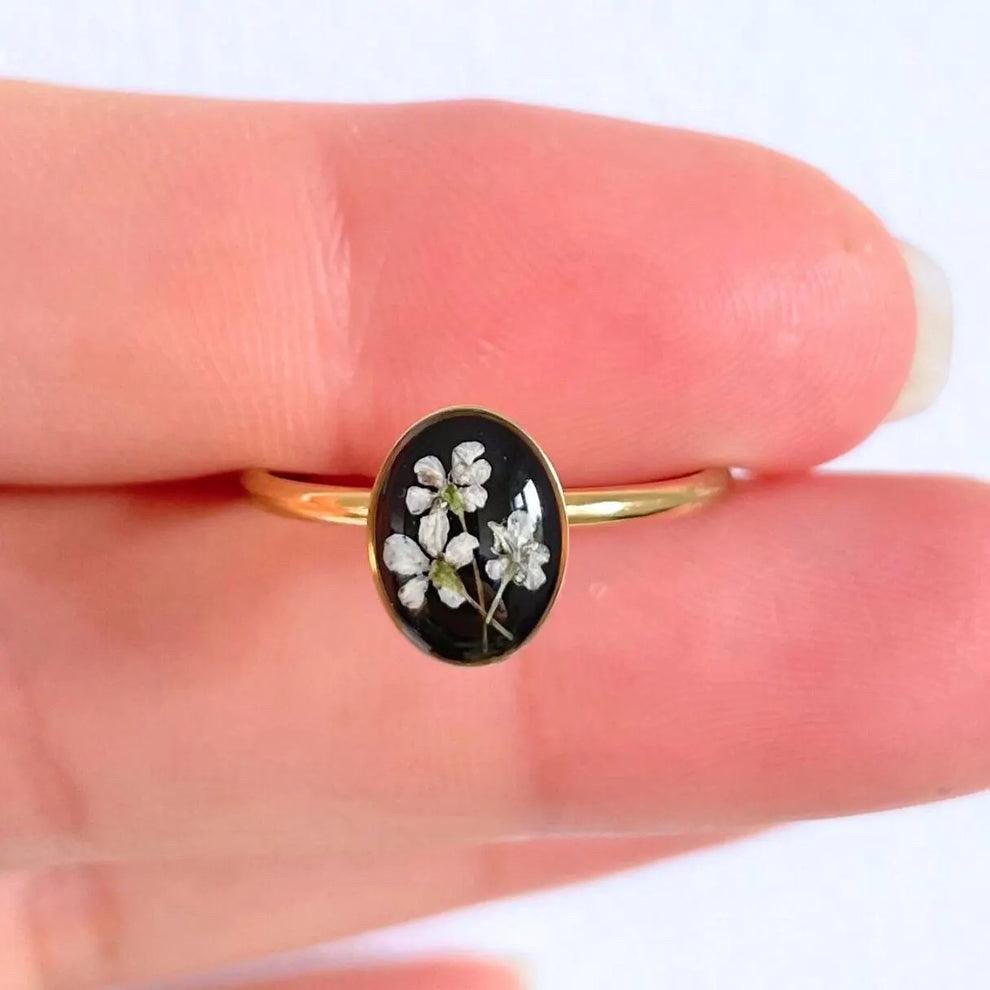 Bague en or ovale réglable véritable petite fleur blanche délicate - bague noire délicate fleur naturelle - bague cadeau fleur séchée en résine faite main
