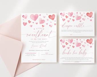 Puede incluir: Una invitación de baby shower rosa y blanca con un diseño de corazón de acuarela. La invitación dice "¡Un pequeño corazón está en camino!" e incluye la fecha, la hora y el lugar de la ducha. También hay dos tarjetas adicionales para una rifa de pañales y una solicitud de libros para bebés.