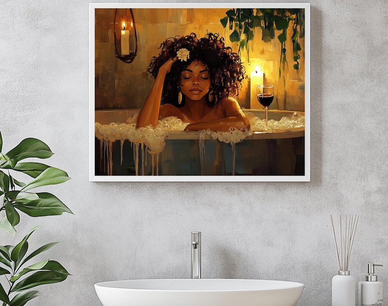 Puede incluir: Una mujer con cabello casta&ntilde;o oscuro y una flor blanca en el pelo se relaja en una ba&ntilde;era llena de burbujas. Un vaso de vino tinto se encuentra en el borde de la ba&ntilde;era y una vela est&aacute; encendida en el fondo.