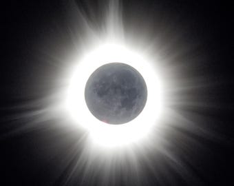 Eclipse solar total de 2024 (com reflexo da Terra)