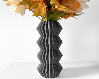 Modern Faceted Vase in Charcoal - Geometric Architectural Style for Home Decor, Ideal for Spring Dried Flower Displays