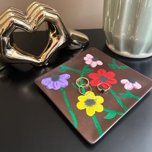 Bandeja para anillos y porta joyas con diseño de canción sorpresa de Eras Tour, inspirada en el piano y pintada a mano.