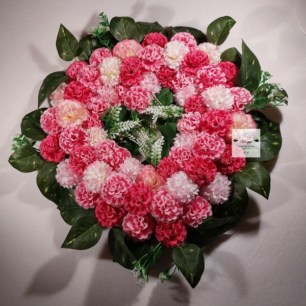 handgemachter künstlicher Blumenkranz mit kleinen Chrysanthemen-Blüten und Kamelien, in Pink, Pastellrosa und weiß/rosa, in Herzform