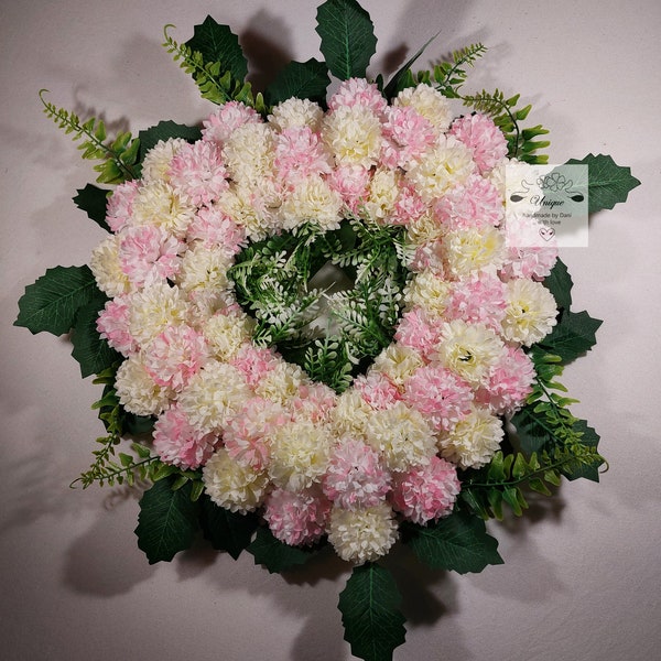 handgemachter künstlicher Blumenkranz mit kleinen Chrysanthemen-Blüten, in Pastellrosa und weiß/gelb, in Herzform